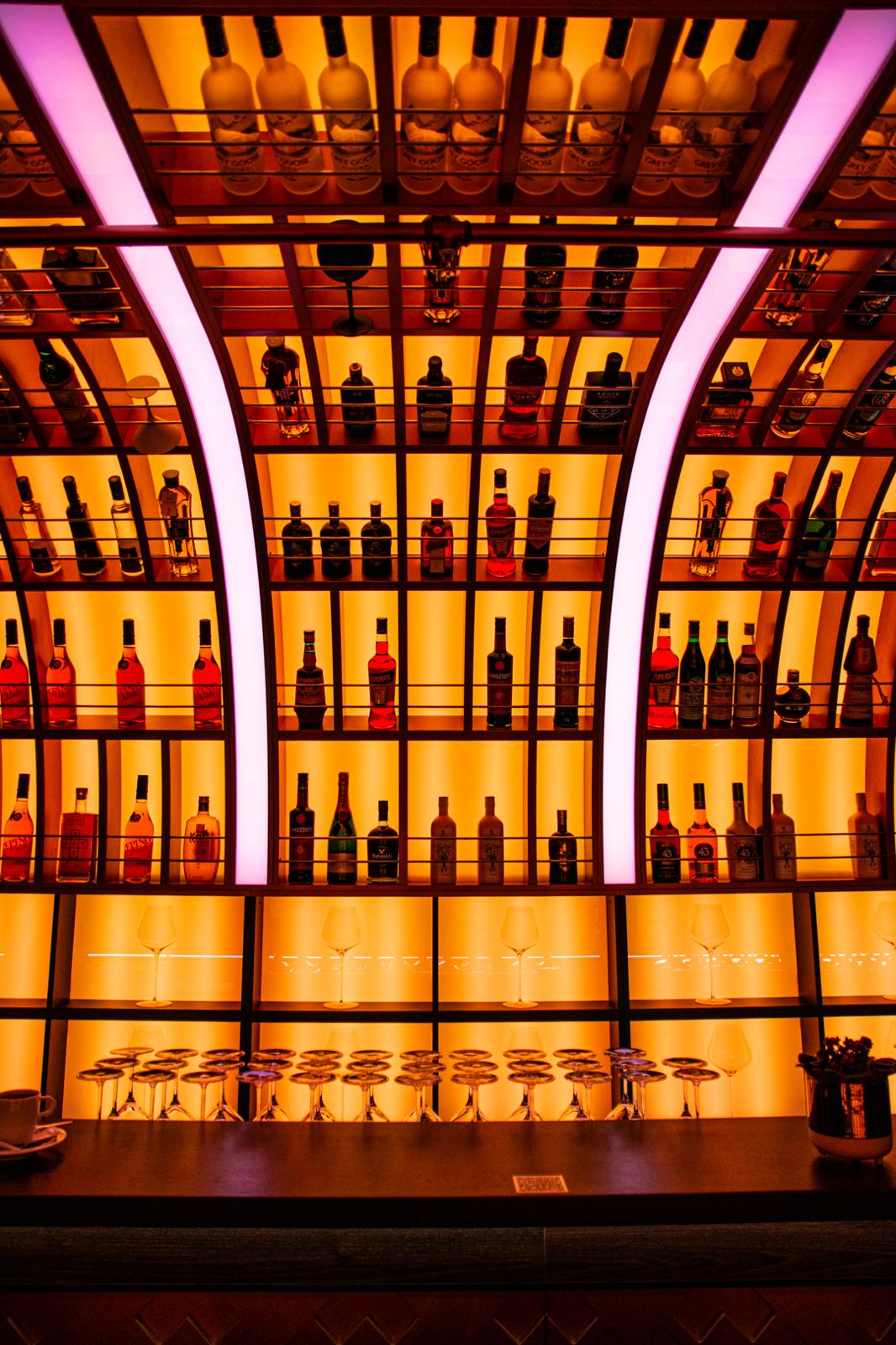 Beleuchtetes Bar-Regal mit Premium Spirituosen